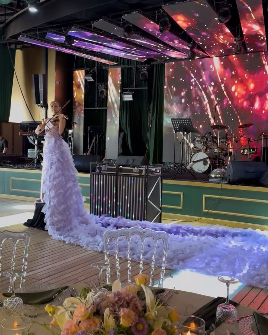 VIP Experience — sahnede lila tüylü kuyruklu kostüm