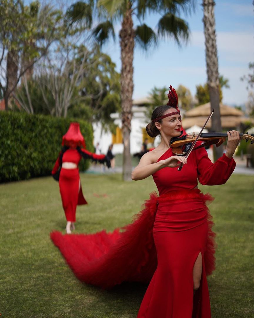 Royal Experience — kırmızı kostümlerle açık hava performansı